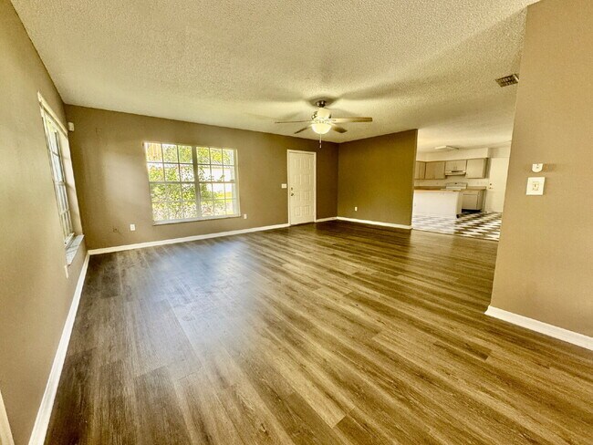 Building Photo - 3 Bed, 2 Bath Tampa Home Walking Distance ...