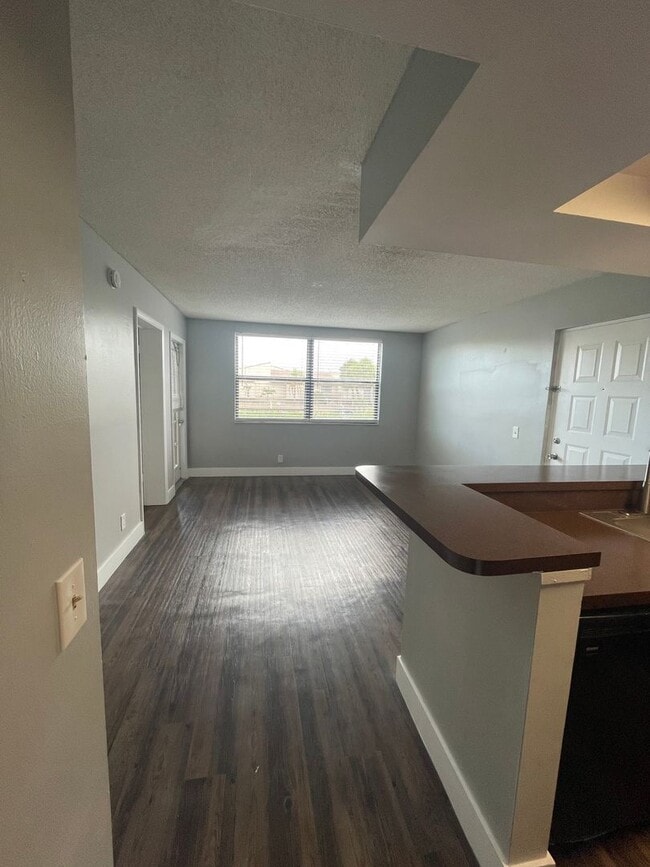Building Photo - ONE BEDROOM ONE BATHROOM! WATERFRONT COMMU...