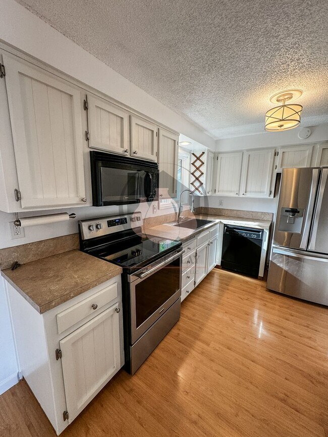 Building Photo - Adorable South Salem Home-Coming Available...