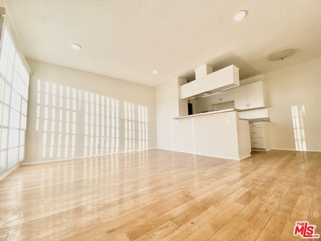 Building Photo - 630 N Manhattan Pl