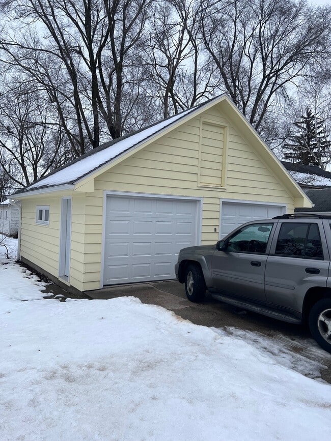 Detached Garage - 119 N Washington St