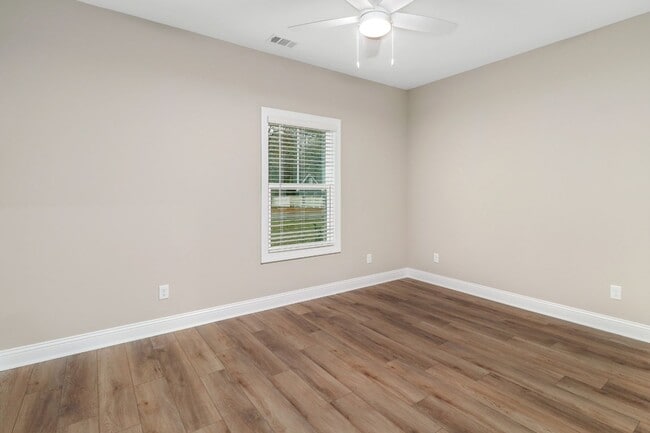 Building Photo - 204 Pineland Dr