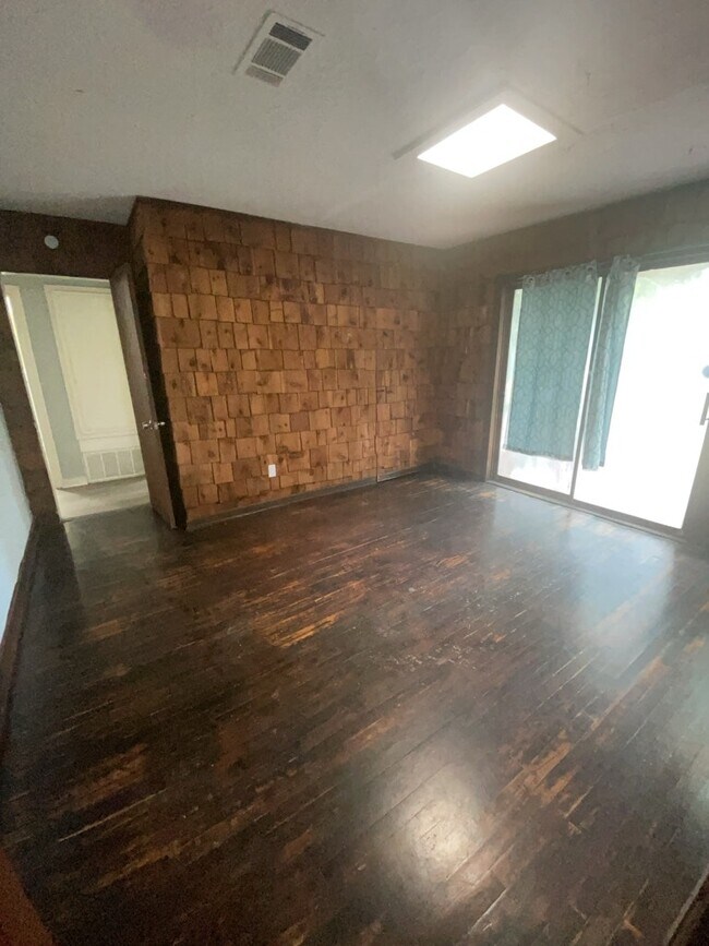 Foto del edificio - 523 Woodbury Rd