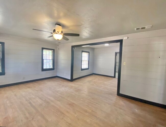 Building Photo - Available Now - 2 bed 1 bath near Texas Te...