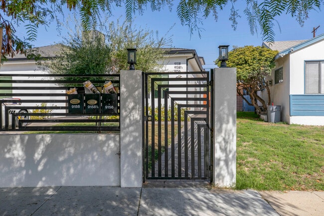 Foto del edificio - 9156 Morehart Ave