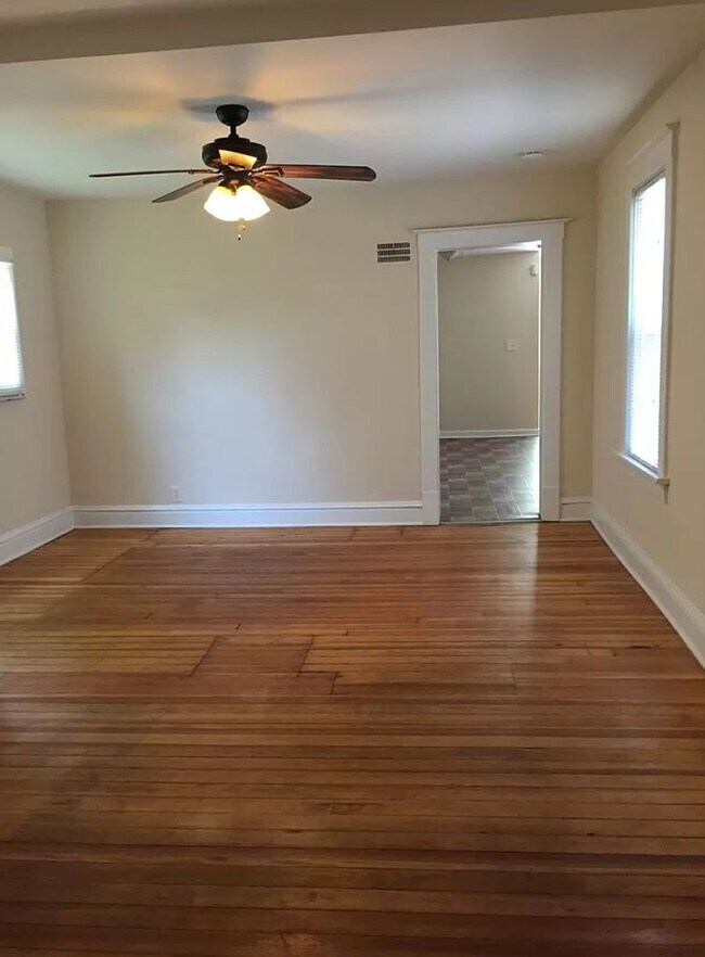 Building Photo - 3 bedroom/1 bath Waukegan home located on ...