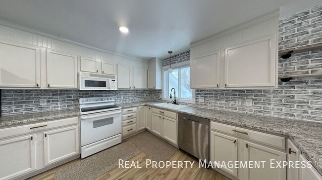 Building Photo - Spacious 4BR, 2BA Gem with Fireplace and Open Basement