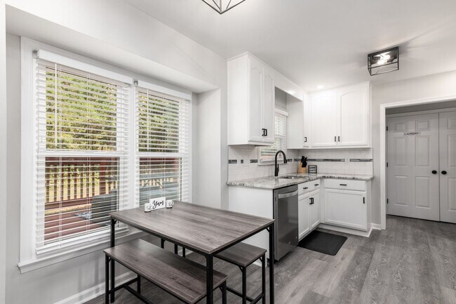 Foto del edificio - Charming 3 Bedroom Home with Modern Features and Spacious Outdoors!