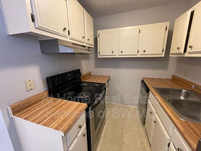 Foto del edificio - 1636 N Benton Ave
