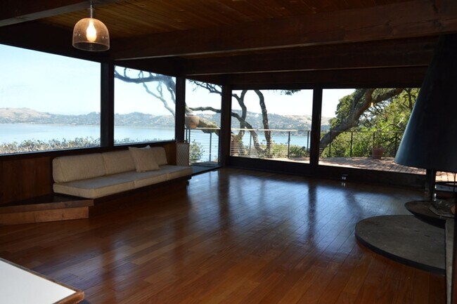 Foto del edificio - Sausalito Single Family with Spectacular 180 View