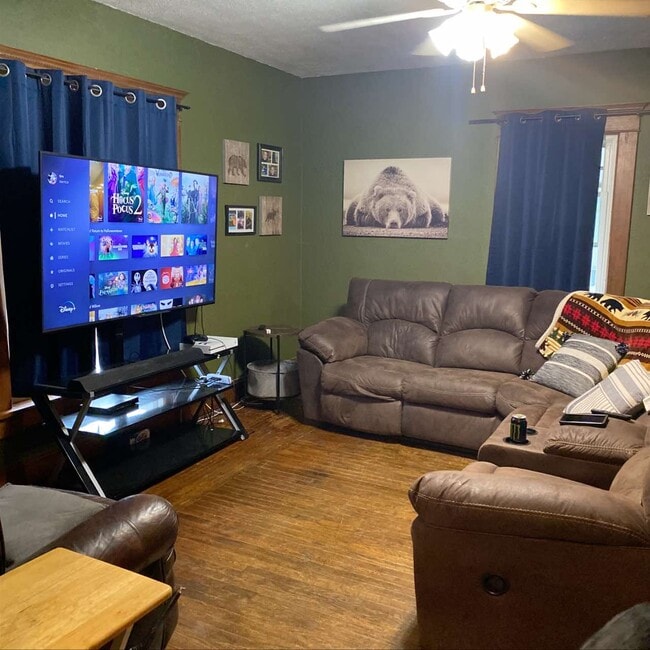 Building Photo - 208 S Main St