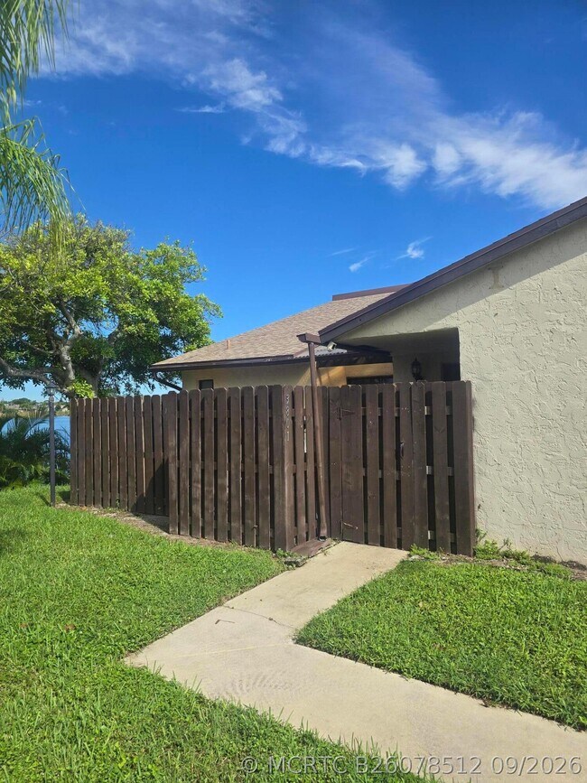 Foto del edificio - 3801 Waterview Cir