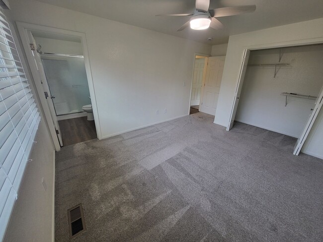 Foto del edificio - 3146 Heaton Way