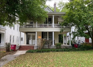 Building Photo - 318 College St
