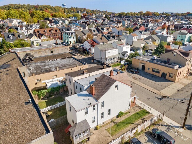Foto del edificio - Bloomfield SFH 3 bedroom 1 BR With Off Street Parking/Fenced Yard
