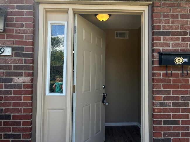 Foto del edificio - Charming 2-Bed Condo Retreat with 1.5 Baths in Prime Greenwood Location – 1088 Sq Ft of Comfort!