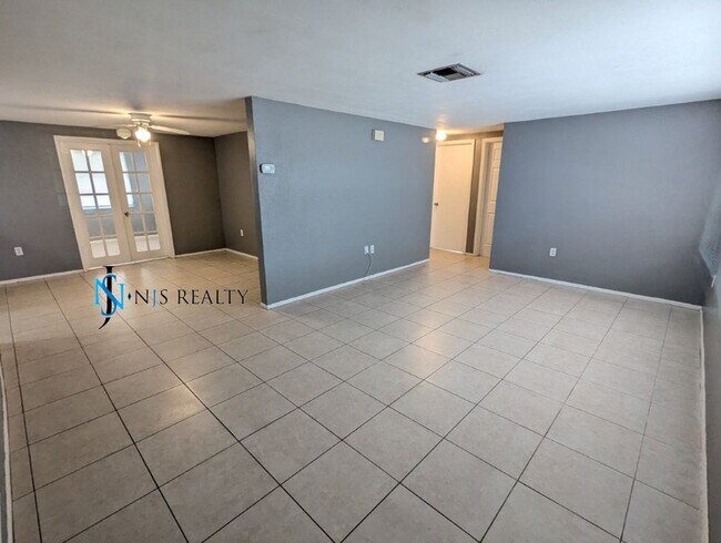 Foto del edificio - Large 1270 Sq. Ft. 3/2/1 tile floors, walk-in-closet, indoor laundry, fenced yard and spacious ki...