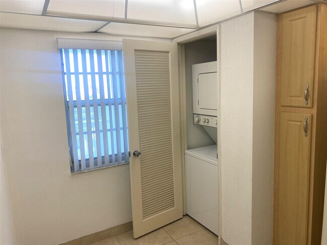 Building Photo - 3510 Oaks Way