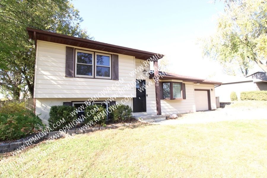 Primary Photo - Beautiful 3 Bedroom, 1.5 Bath Home In Des ...