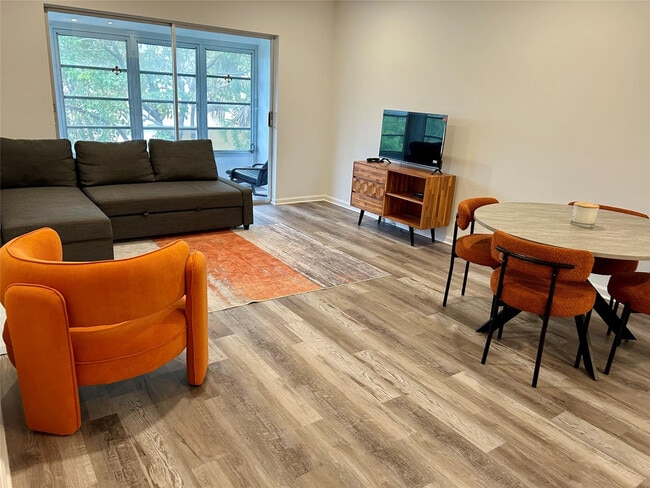 Foto del edificio - 2151 NE 68th St