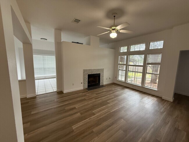 Foto del edificio - 1608 Parkwood Dr