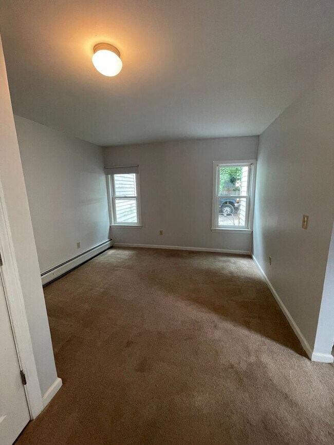 Foto del edificio - Spacious, two-story 3-bedroom apartment in Adams!