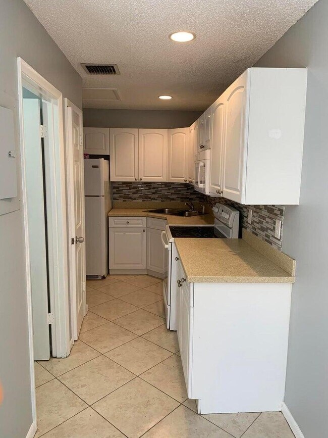 2007 Oleander Blvd Unit B, Fort Pierce, FL 34950 Room for Rent in Fort Pierce, FL