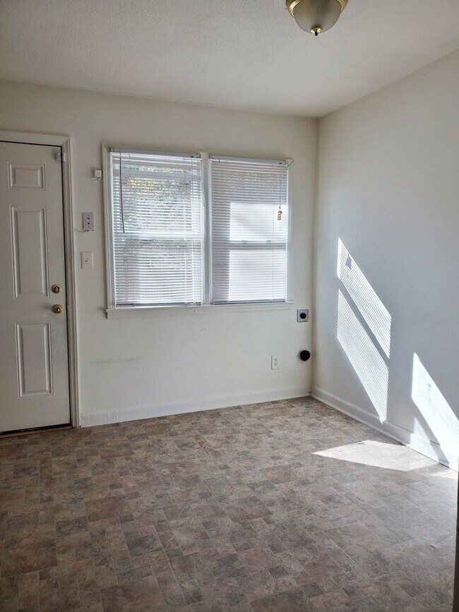 Building Photo - Coming Soon 2 bedroom Town Home