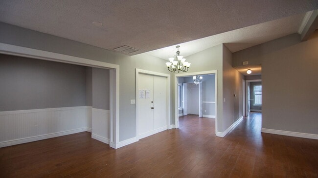 Building Photo - 704 Putt Ln