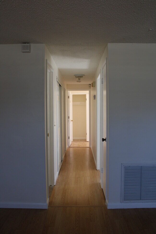 Pasillo - 1563 Pawnee St