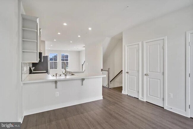 Foto del edificio - 837 Lennox St