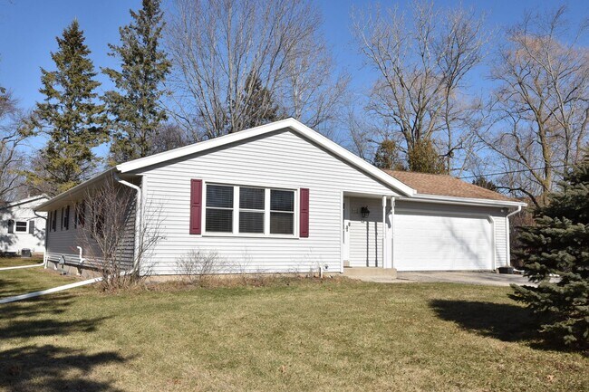 Foto del edificio - Furnished Mequon 4 bedroom ranch