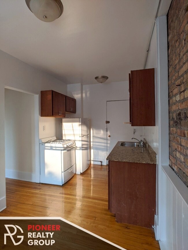 Building Photo - 953 W Cornelia Ave