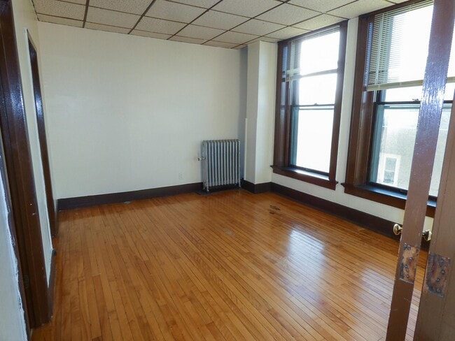 Building Photo - 15 E Main St