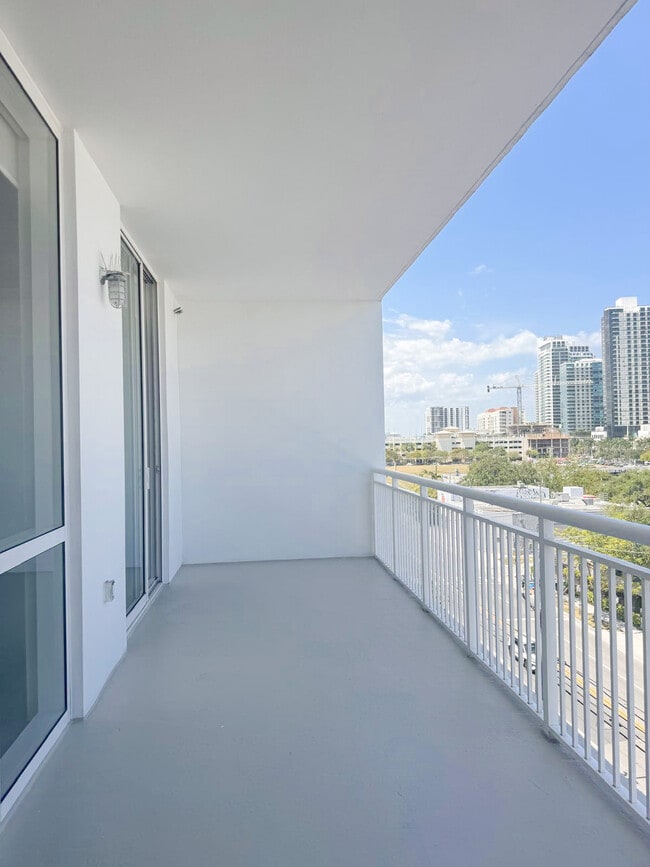 Building Photo - Cynergi Lofts at Wynwood