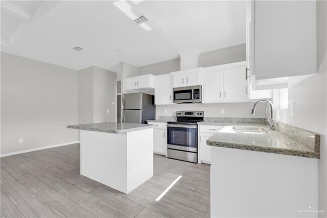 Building Photo - 16 S Dahlia St