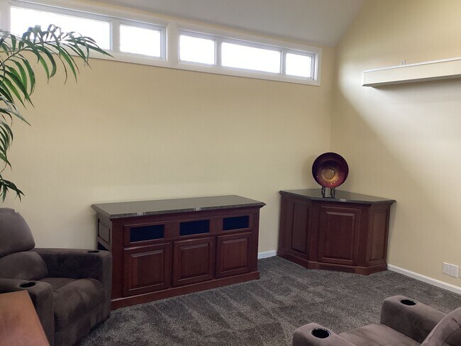 Building Photo - 143 Robinhood Dr
