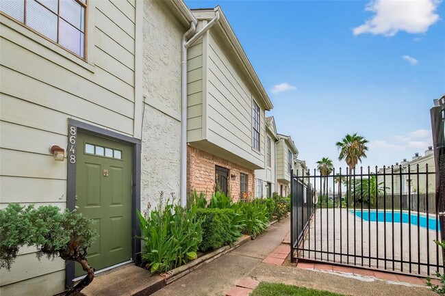 Building Photo - 8650 Victorian Village Dr