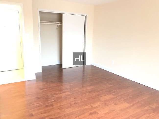 Building Photo - 2140 Steinway St
