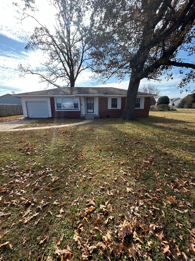 Foto del edificio - "Charming 4-Bedroom Home in Jonesboro with Cozy Fireplace & Gleaming Hardwood Floors!"