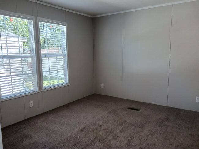 Building Photo - 40 Pansy Dr