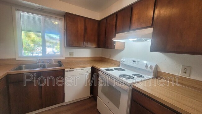 Building Photo - 146 NE Atkinson Ct