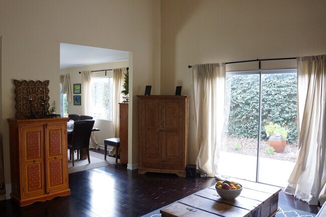 Vista del patio trasero desde la sala de estar. - 1731 Harriman Ln