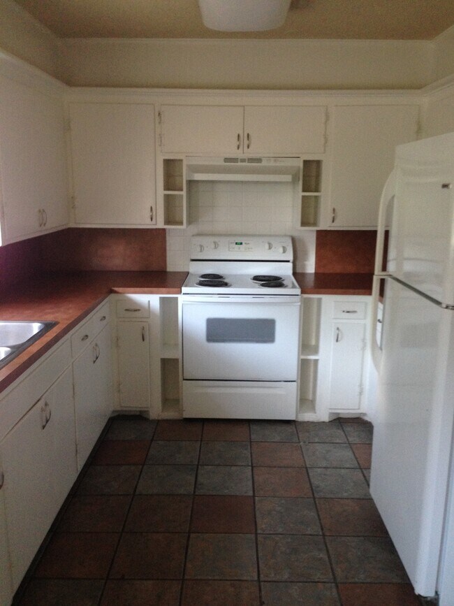 Building Photo - 3 Bed / 2 Bath - large spacious rooms