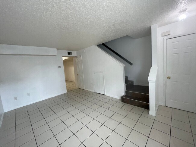 Building Photo - Spacious 2 Bed, 1.5 Bath Unit with Patio i...