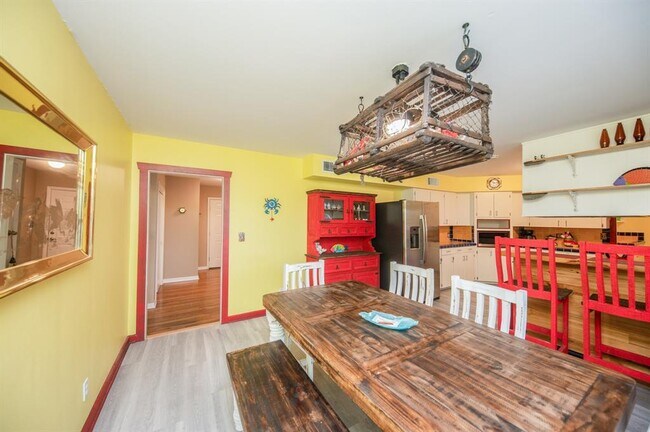 Building Photo - 420 E Bayshore Dr