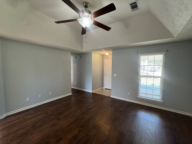 Building Photo - Adorable Brick Home
