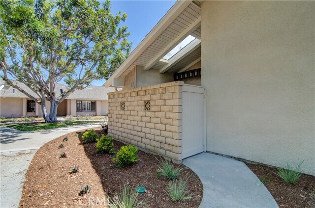 Foto del edificio - 8566 Fallbrook Cir