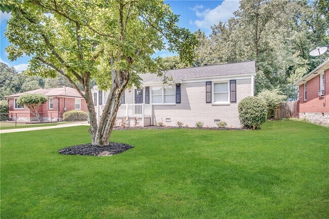 Foto del edificio - 1742 Lynn Ln