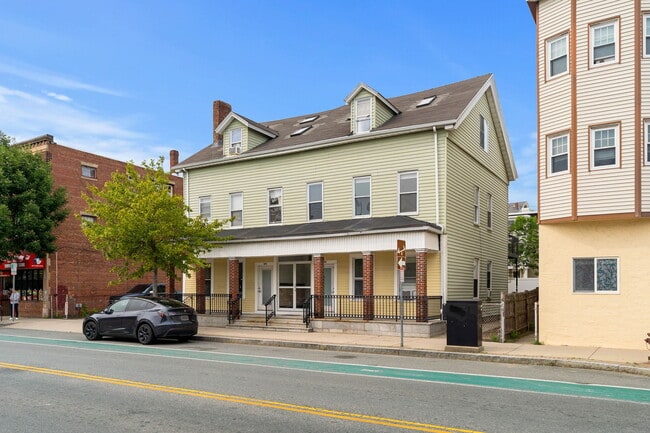 Building Photo - 571 Somerville Ave